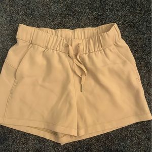 Lulu cream golf shorts size 4